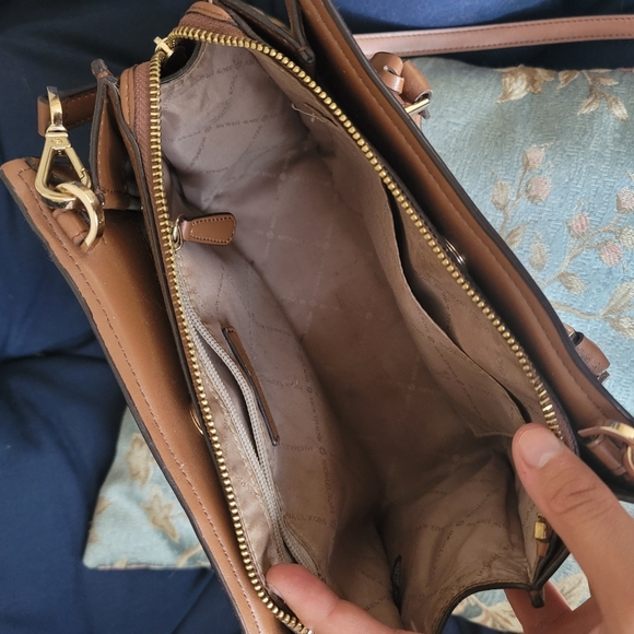 Micheal Kors crossbody - Picture 6 of 11